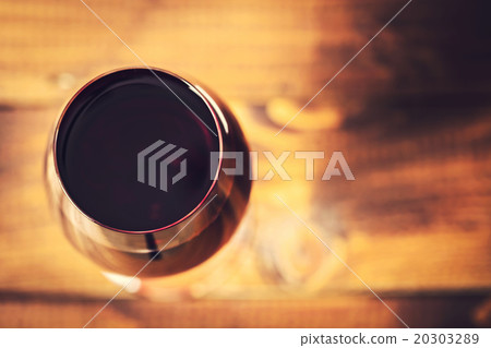 Macro of a glass of wine with shallow focus  20303289