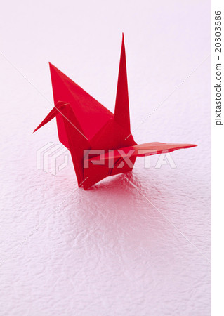 紅色折疊起重機1個鳥的橫向位置 紅色折疊起重機1個鳥的橫向位置 20303886