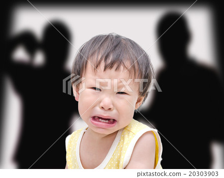 Crying illtle asian girl with her fighting parents in the backgr 20303903