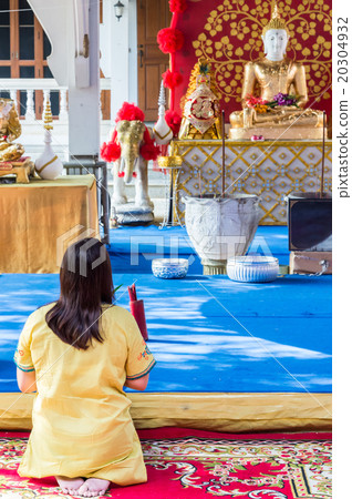 Paying homage to the Buddha statue 20304932