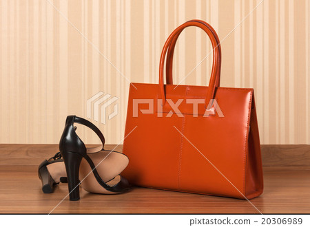 Women black leather shoes with clutch bag 20306989