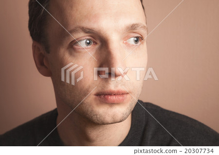 Young handsome positive Caucasian man, close up 20307734