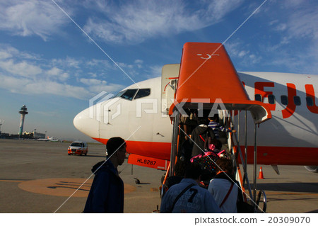 人們登上濟州航空公司 人們登上濟州航空公司 20309070