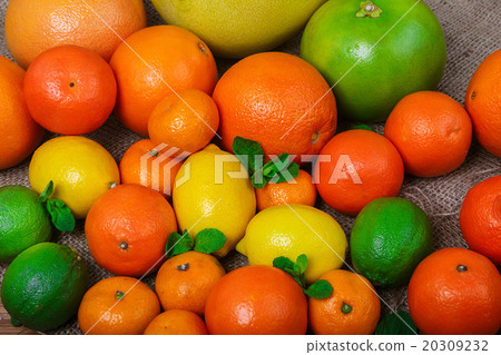 Mound citrus on sacking macro 20309232