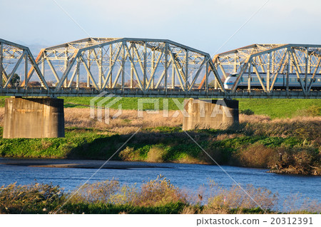 東武日光線的有限快速Spacia穿過Tone河橋 20312391