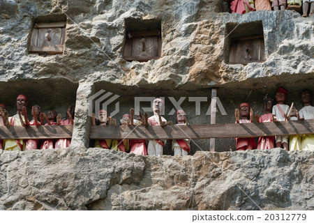 Wooden Statues Of Tau Tau. Lemo is cliffs old Wooden Statues Of Tau Tau. Lemo is cliffs old 20312779