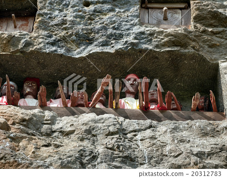 Wooden Statues Of Tau Tau. Lemo is cliffs old Wooden Statues Of Tau Tau. Lemo is cliffs old 20312783
