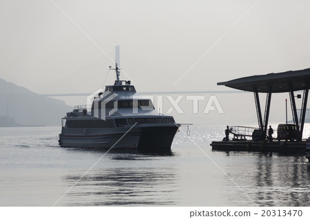 High speed boat entering Nagasaki Port 20313470