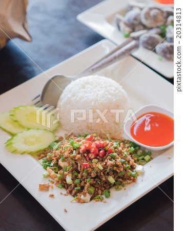 Fried garlic with rice and pepper sauce.  20314813