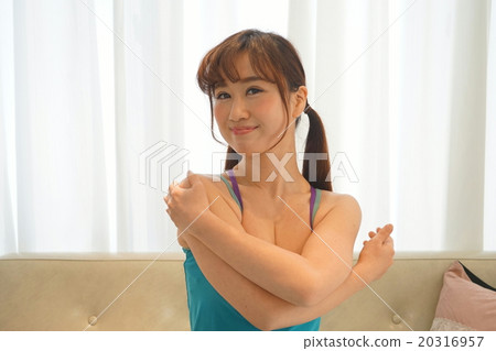 年輕日本夫人瑜伽的圖像 年輕日本夫人瑜伽的圖像 20316957