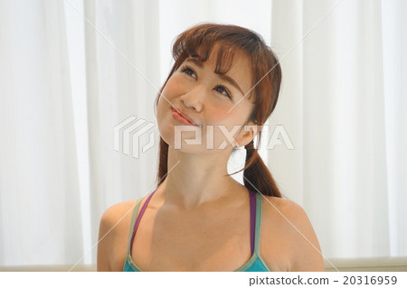 年輕日本夫人瑜伽的圖像 20316959