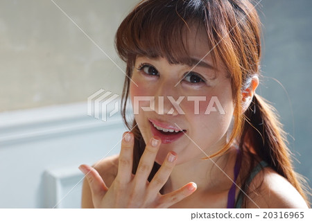年輕日本夫人瑜伽的圖像 年輕日本夫人瑜伽的圖像 20316965