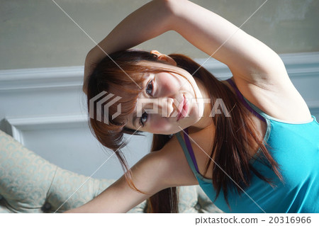 年輕日本夫人瑜伽的圖像 20316966