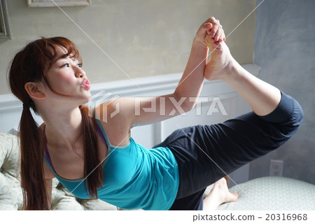 年輕日本夫人瑜伽的圖像 20316968