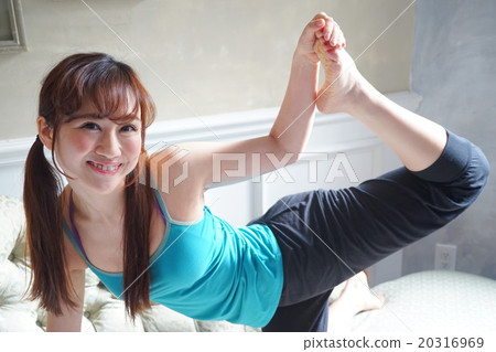 年輕日本夫人瑜伽的圖像 20316969