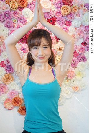 年輕日本夫人瑜伽的圖像 年輕日本夫人瑜伽的圖像 20316976