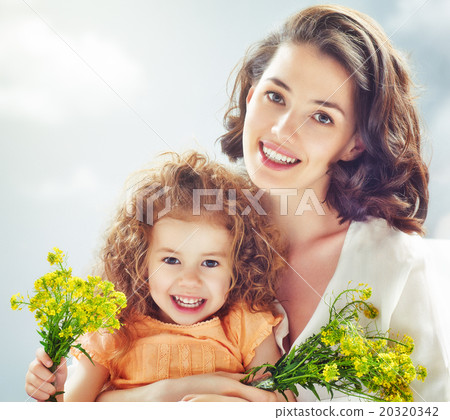 Smiling mother and little child 20320342
