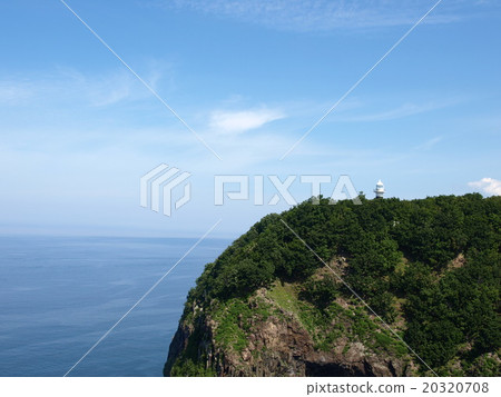 面對藍天的白色燈塔在Shiretoko半島,北海道 面對藍天的白色燈塔在Shiretoko半島,北海道 20320708