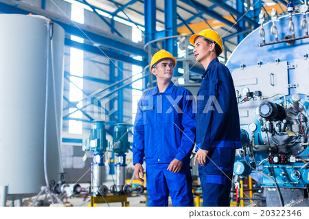 Worker in Asian manufacturing plant 20322346