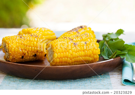 Grilled corn on the cob with salt and butter 20323829