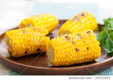 Grilled corn on the cob with salt and butter 20323835