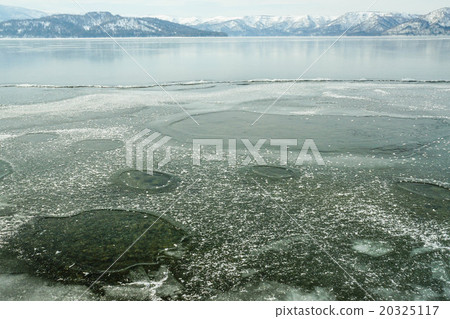 Lake Kussharo in winter (Teshikaga Town) Lake Kussharo in winter (Teshikaga Town) 20325117