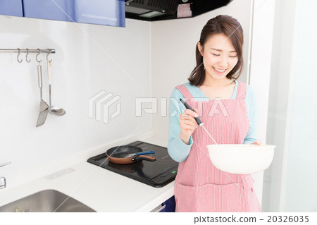 Woman cooking 20326035