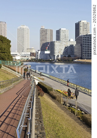 在春天和假日的隅田川河畔 在春天和假日的隅田川河畔 20329862