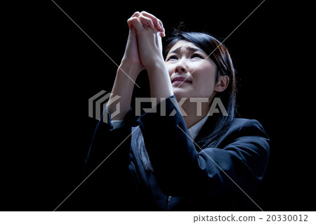 Pray business woman 20330012