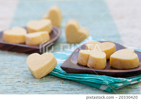 Handmade heart shape cookies on wooden plate Handmade heart shape cookies on wooden plate 20330420