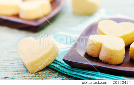 Handmade heart shape cookies on wooden plate 20330434