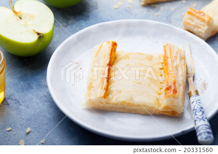 Apple tart, puff pastry strips, vanilla custard  20331560