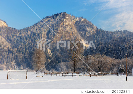 Winter landscape in Pieniny Mountains, Poland 20332884