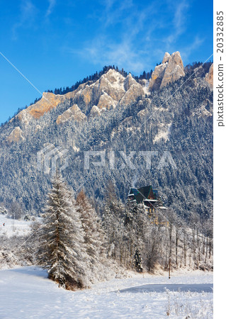 Winter landscape in Pieniny Mountains, Poland 20332885