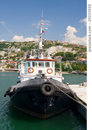Tug boat in the harbor 20333938