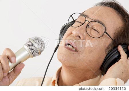 老人通過掛耳機唱歌 20334130