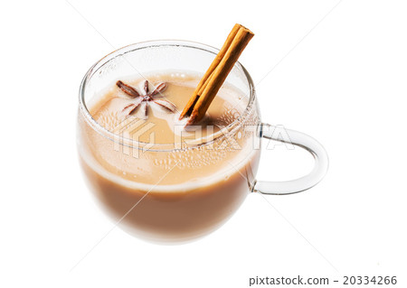 牛奶茶和肉桂棒桂香到茶用牛奶 牛奶茶和肉桂棒桂香到茶用牛奶 20334266