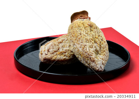 Dried persimmon in a black instrument Dried persimmon in a black instrument 20334911
