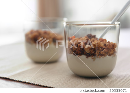 Healthy breakfast Healthy breakfast 20335071