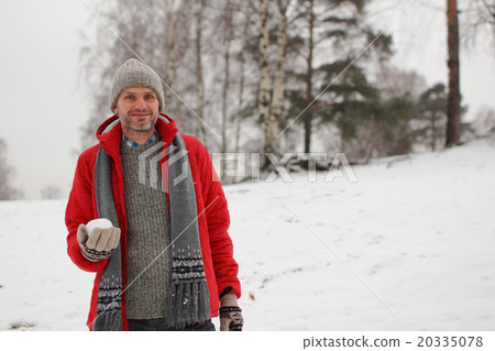 Man with snowball 20335078