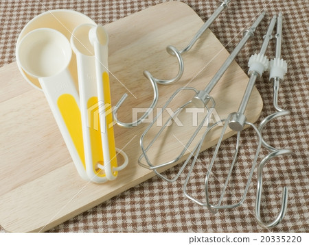 Four Plastic Measuring Spoons and Metal Whisking Four Plastic Measuring Spoons and Metal Whisking 20335220