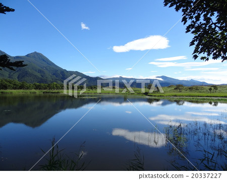 Mountains and clouds reflecting on the lake surface 20337227