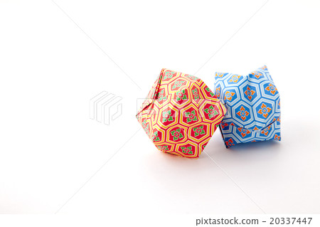 Origami paper balloon 2 pieces white back sideways position rolling 20337447