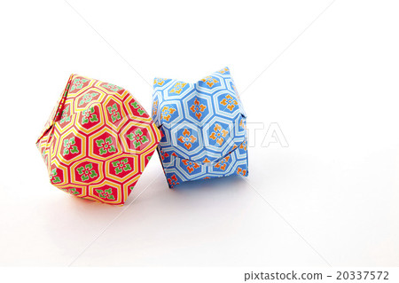 Origami paper balloon 2 pieces white back sideways position rolling right side 20337572