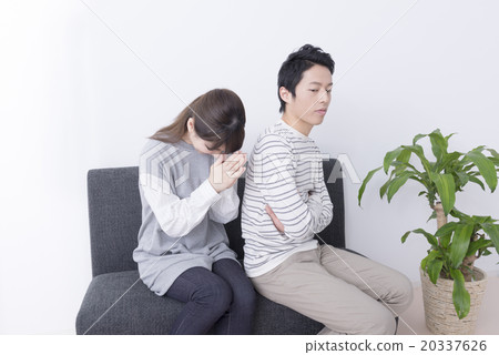 Young men and women fighting Young men and women fighting 20337626