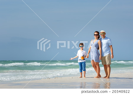 Happy beautiful family on Florida summer holiday 20340922