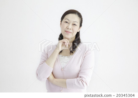 40多歲的女性清爽的演講自然光肖像 20345304