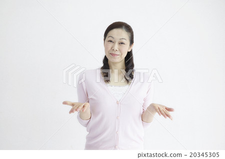 40多歲的女性令人耳目一新地問自然光肖像 40多歲的女性令人耳目一新地問自然光肖像 20345305