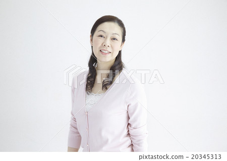 40's woman refreshing smile Nature light portrait 20345313