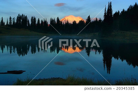 Mount Rainier shining in the morning sun, Washington, USA 20345385